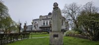 Henrik Ibsen vor dem Theater in Bergen