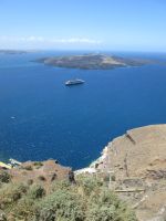Kreuzfahtschiff zwischen Nea Kameni und Santorin