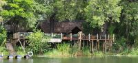 113 unsere Lodge vom Wasser aus