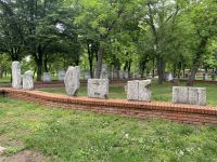 Alte Grabsteine im Park