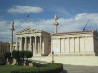 Athen: Akademie mit den Statuen Apollo und Athene