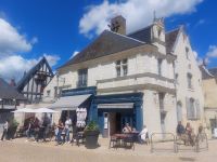 Gegenüber dem Château Langeais: Kaffee, Kuchen und Eis