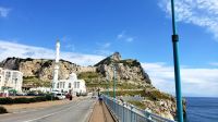 Der Felsen von Gibraltar mit Moschee im Vordergrund, Großbritannien.