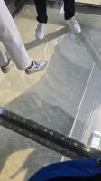 Der Glasboden im Verbindungssteg der Türme der Tower Bridge 