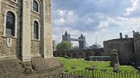 Tower of London mit Blick zur Tower Bridge 