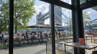 Abendessen mit Blick zur Tower Bridge, die gerade geöffnet wird 