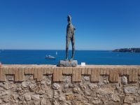 Antibes Terasse des Picasso Museums mit Skulptur von Germaine Richier