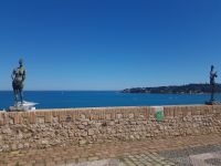 Antibes Terasse des Picasso Museums mit Skulpturen von Germaine Richier