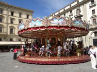 Piazza della Repubblica, das Pferdkarussell dreht seine Runden und ist mit Ansichten der Stadt geschmückt.