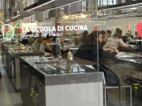 Eine Kochschule in der Markthalle und jeder Schüler hat seinen eigenen Herd. Doch zunächst ist die Theorie dran.