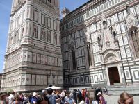 Dom Santa Maria del Fiore, Campanile und Seiteneingang, durch den wir dank unserer Reservierung schnell Einlass finden.