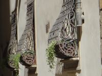 Schöne Ziergitter schmücken die Palastfenster.