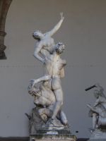 Loggia dei Lanzi, der Raub der Sabinerin ist ein Meisterwerk des Giambologna, Hofbildhauer der Medici. Wie eine Schraube dreht sich die Figurengruppe in die Höhe.