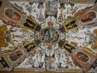 Grotesken schmücken die Decke der Uffizien. Mit gerecktem Hals gibt es viel zu gucken.