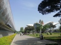 Teppichmuseum (links) und  Deniz Mall (Blume, rechts), Baku