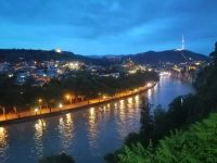 Blick auf die Stadt vom Restaurant-Terasse, Abendessen in Tbilisi
