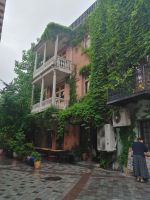 Stadtrundgang durch Tbilisi: traditionelle georgische Häuser mit bunten Balkonen