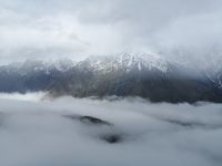Blick von der Gergeti-Dreifaltigkeitskirche Richtung Stepansminda