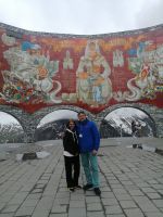 zwei Kollegen im Pavillon der georgisch-russischen Freundschaft