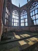 Tag 4 - Coventry -  Ruine alte Kathedrale mit Holzkreuz als Mahnmal.jpg