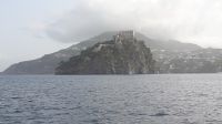 Castello Aragonese vom Meer aus