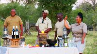 Botswana - Sundowner-Bar im Busch - die nette Crew von Shokomoka