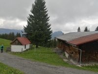 Eine Almhütte mit kleiner Kapelle als Erinnerung an alte Zeiten