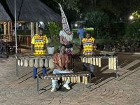 Simbabwe - Vic Falls - A`Zambezi River Lodge - musikalische Unterhaltung
