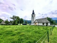Kirche St. Paul in Stara Fuzina und unser Eberhard Reisebus daneben