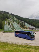 Unser Bus vor den Schanzen in Planica