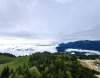 Über den Wolken schweben wir mit dem Sessellift wieder hinab ins Tal