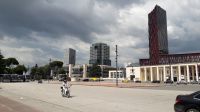 Tirana. Gewitter ziehen auf.
