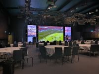 Stockholm. Die einen schauen Fußball ...