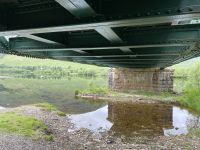 niedrige Bahnbrücke