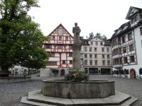 St. Gallen, der Gallusplatz, umrahmt von hübschen Fachwerkhäusern