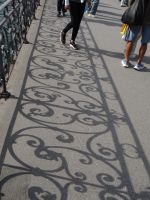 Luzern, die Sonne verschönert den Gang über die Reussbrücke.