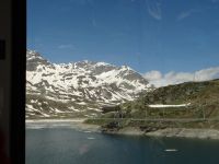 Auf dem Weg zum Berninapass liegt die Wasserscheide.