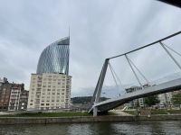 Fluss Maas - Hochhaus in Belgien