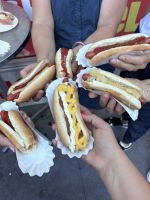 Hot Dog Essen im Grays Papaya (3)