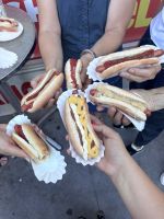 Hot Dog Essen im Grays Papaya (4)