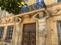 Provence Intensiv - Das Portal eines der Patrizierhäuser in Aix