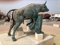 Provence Intensiv - Denkmal für einen berühmten Kampfstier in Stes.Maries-de-la-Mer
