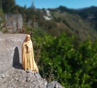 Kleine Muttergottes beschützt den Gemüsegarten