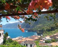 Blick vom Weingut auf die Nordküste