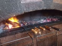 Mit Knoblauch und Lorbeer gewürzt und über dem Feuer gegrillt - Espetada-Spieße