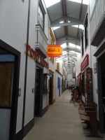 ...Passage mit vielen Läden, Apotheke ...