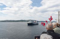 Man lässt es sich nehmen auch die neue Konkurrenz (ehemaligen Kollegen) zu grüßen - Havila - die neuen Postschiffe