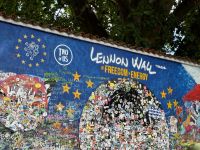 An der bekannten John Lennon Wall