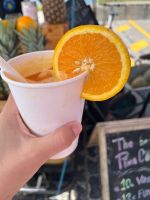 Frisch gepresster Saft am Strand Ribeira Grande, São Miguel, Azoren, Portugal