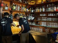 Zubereitung Gin Tonic, Peter Cafe Sport Bar, Horta, Faial, Azoren, Portugal